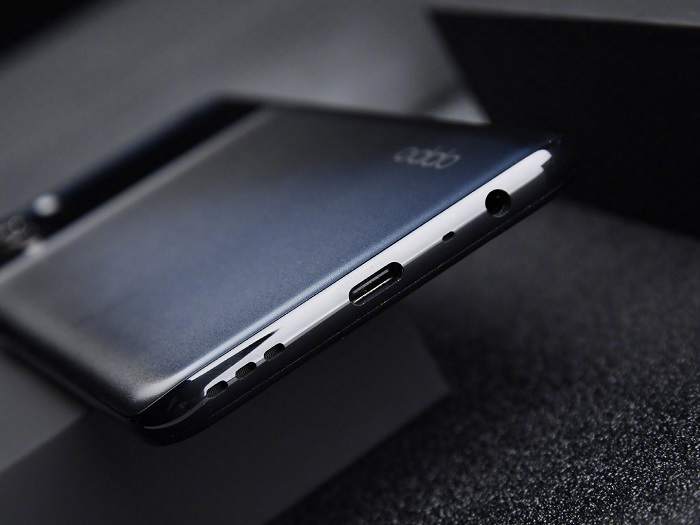 Cạnh đáy gồm loa ngoài, cổng sạc USB-C, micro và jack tai nghe 3.5m