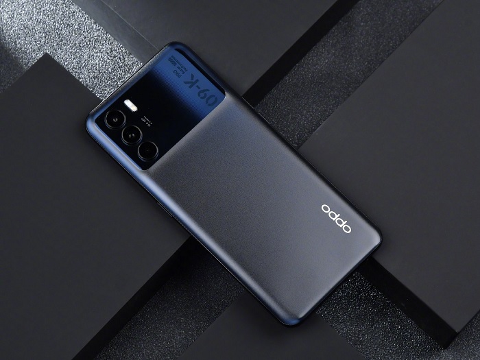 Logo OPPO được đặt góc dưới cùng bên phải