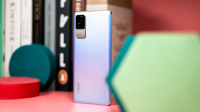 Mặt lưng được vát cong đem đến sự thoải mái khi cầm trên tay