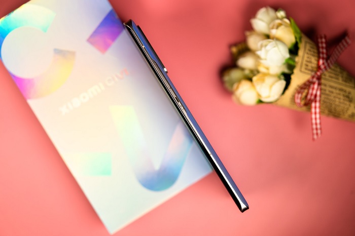 Cạnh phải của máy