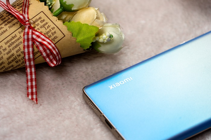 Logo Xiaomi được bố trí đối diện cụm camera sau