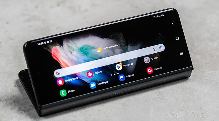 Galaxy Z Fold3 5G gập được ở nhiều góc độ khác nhau