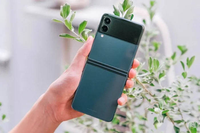 Mặt lưng của Galaxy Z Flip3 5G sau khi mở ra