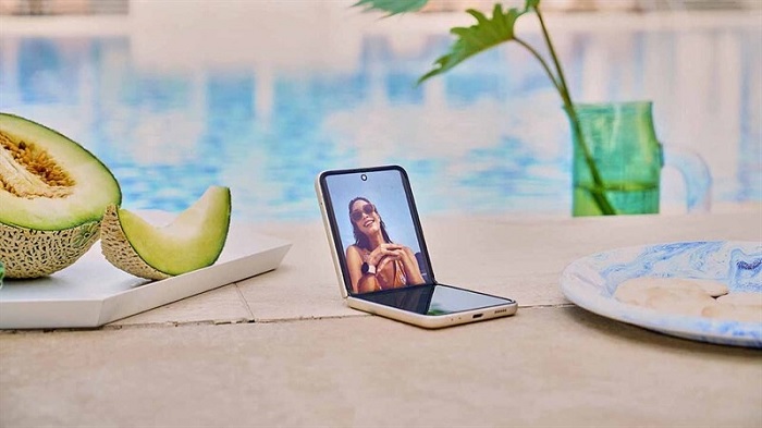 Z Flip3 5G đứng thẳng được trên mặt bàn ở các góc độ khác nhau