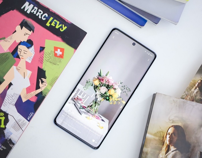 X70 Pro sở hữu màn hình đục lỗ 6.56 inch cho không gian hiển thị rộng rãi