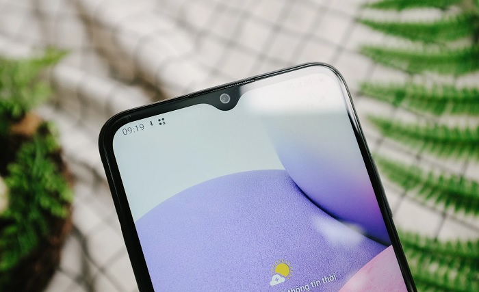 Camera selfie được đặt trong phần notch hình giọt nước với độ phân giải 5MP