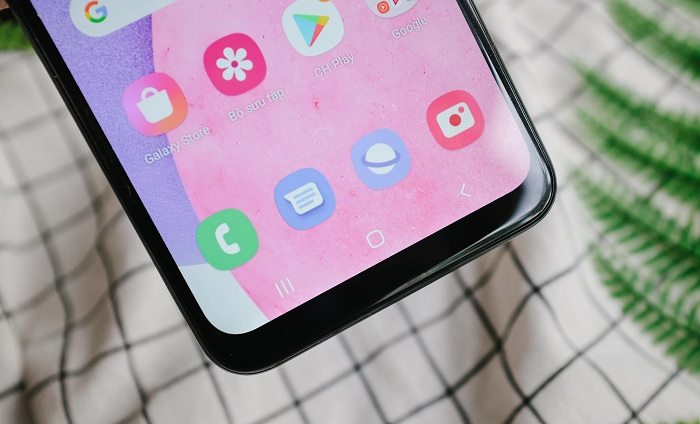 Phần cằm của Galaxy A03s vẫn còn khá dày. Viền 2 bên mỏng