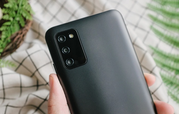 Cụm camera sau gồm 3 cảm biến: chính 13MP, đo độ sâu 2MP và macro 2MP