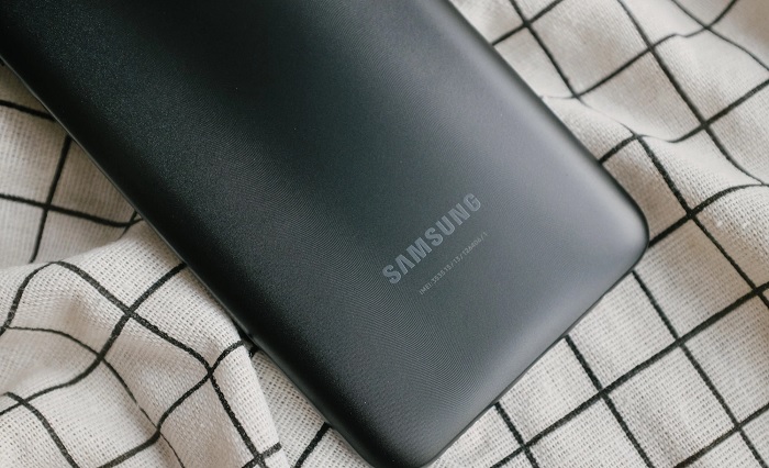 Galaxy A03s đi kèm viên pin 5.000 mAh nên máy khá dày 9,1mm