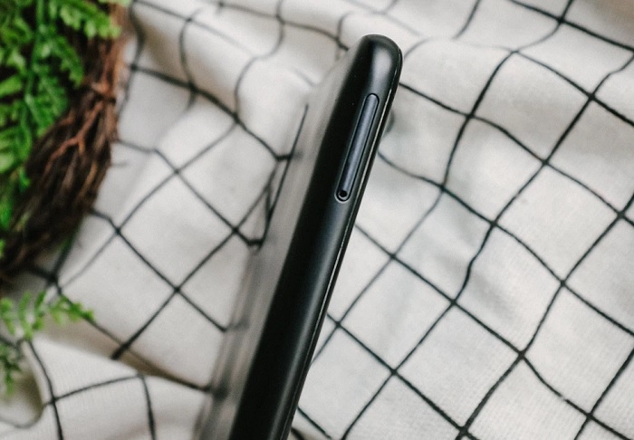 Cạnh trái của máy được bố trí khay cắm sim kiêm thẻ nhớ