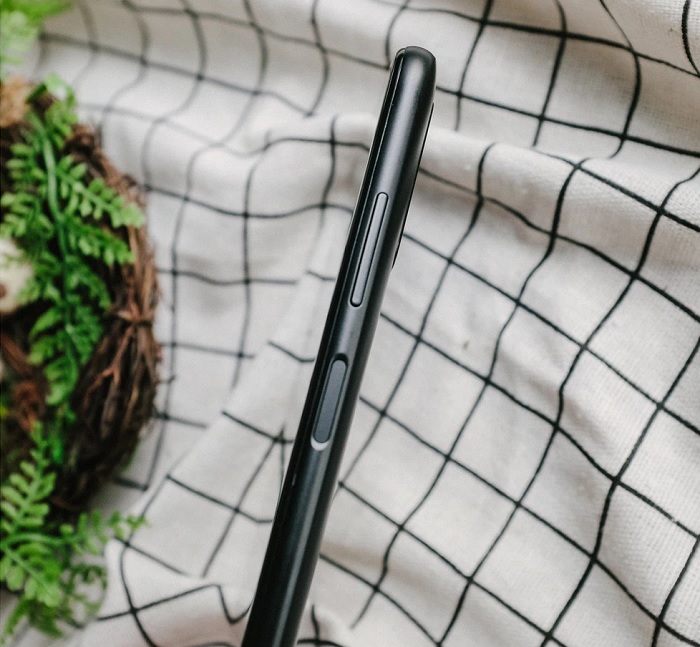 Cạnh phải của máy được bố trí nút nguồn kiêm cảm biến vân tay và phím tăng giảm âm lượng