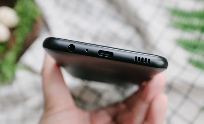 Cạnh đáy của máy được bố trí loa ngoài, cổng sạc USB Type-C, micro và jack tai nghe 3.5mm