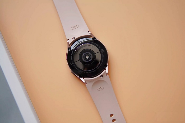 Các cảm biến được bố trí ở mặt sau của đồng hồ