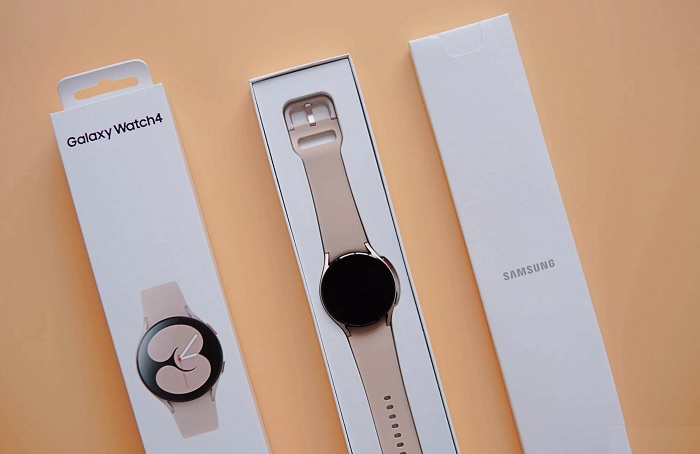 Bên trong của hộp đựng gồm: Watch4, sạc và sách hướng dẫn sử dụng