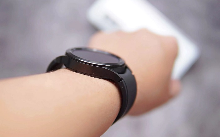 Khi đeo lên tay chiếc đồng hồ nhìn khá mỏng