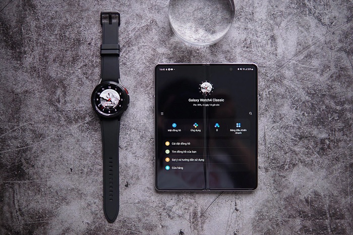 Đồng hồ được cài WearOS cùng giao diện Samsung tuỳ chỉnh One UI Watch