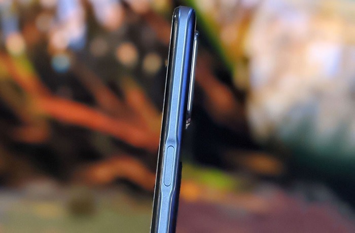 Cạnh trái của máy