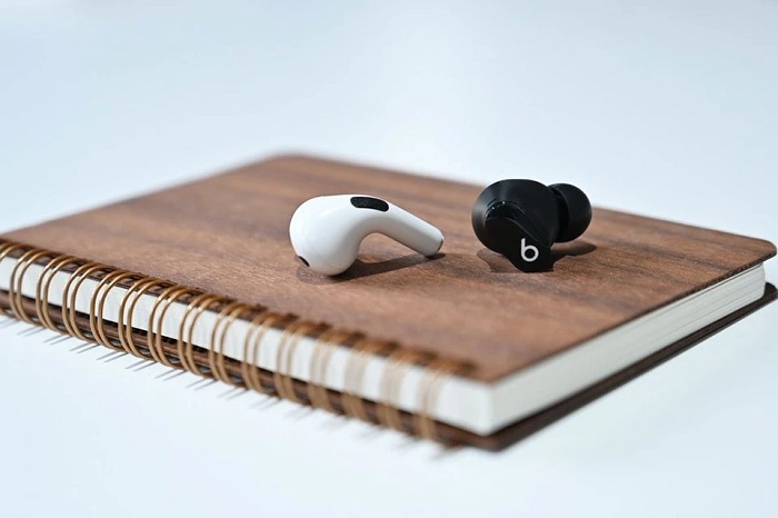Airpods Pro màu trắng và Studio Buds màu đen