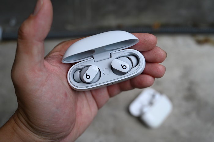 Hộp sạc Beats Studio Buds có kích thước lớn hơn Airpods Pro một chút