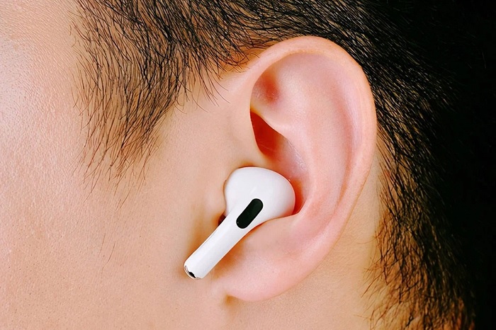 AirPods Pro được đeo trên tai