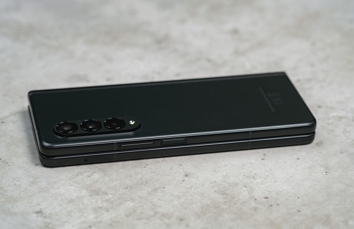 Galaxy S21 Ultra 5G sở hữu đầu đọc dấu vân tay trong màn hình còn Z Fold3 5G được tích hợp vào nút nguồn