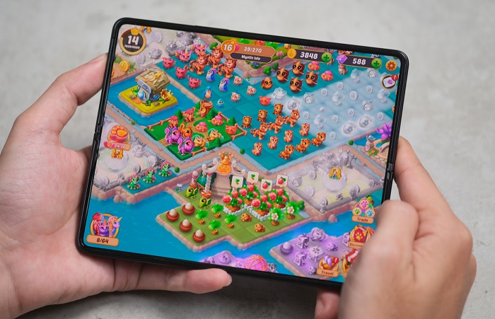 Màn hình của Galaxy Z Fold3 5G cao cấp hơn bởi nó sử dụng tấm nền có thể gập lại