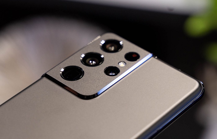 Galaxy S21 Ultra 5G được trang bị cụm 4 camera sau vượt trội hơn hẳn so với Galaxy Z Fold3 5G