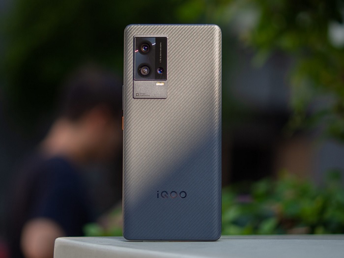 Mặt lưng của iQOO 8 sử dụng họa tiết ấn tượng