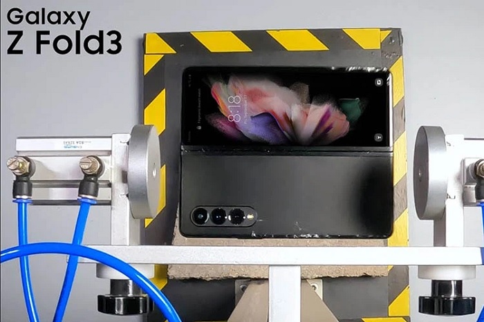 Galaxy Z Fold3 5G trong bài test thả rơi