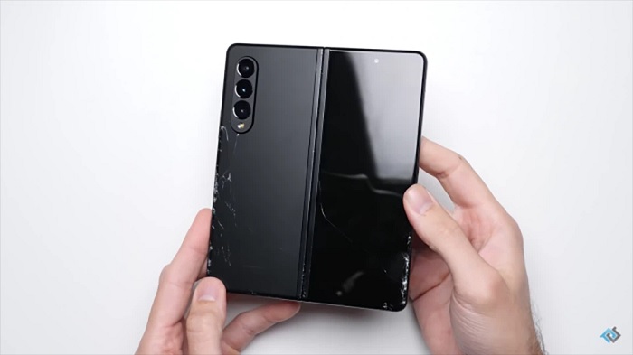 Mặt ngoài Galaxy Z Fold3 5G sau khi test thả rơi