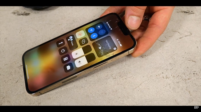 Màn hình bị nứt mặt trước sau khi nâng độ cao thả rơi