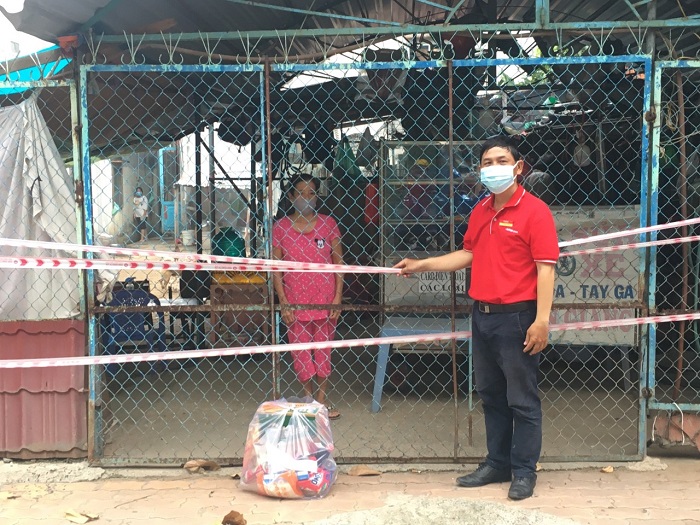 Nhóm thiện nguyện Viettel Store phát quà cho người dân vùng phong tỏa bởi dịch bệnh