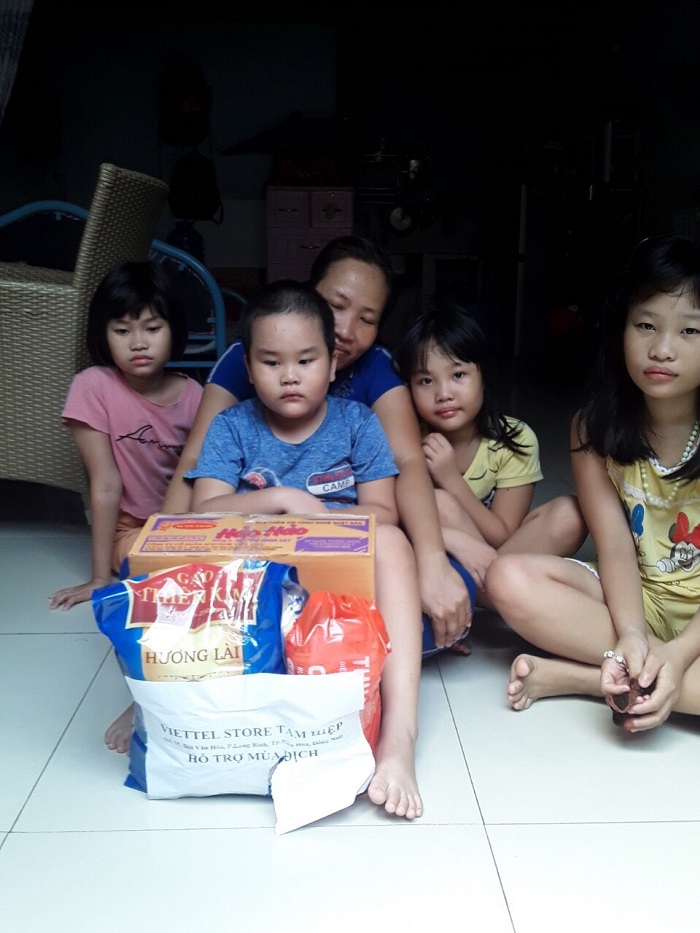 Quà được trao tận tay đến những người dân đang gặp hoàn cảnh khó khăn chưa về được quê do dịch bệnh Covid-19