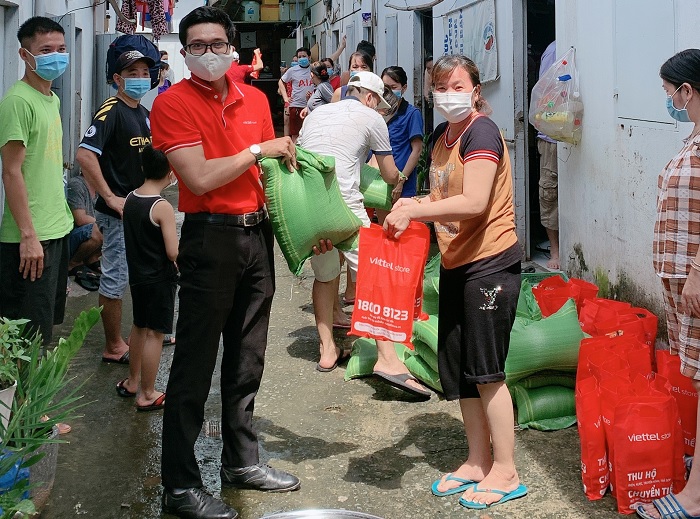 Nhóm thiện nguyện của Viettel Store đã đến bà con khó khăn bị ảnh hưởng do dịch bệnh Covid-19 như TP. Hồ Chí Minh, Bình Dương, Đồng Nai,... 