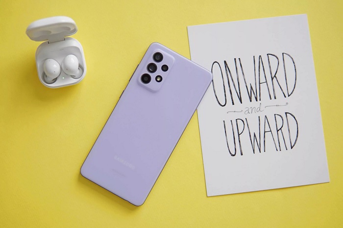 Mặt sau của máy cũng không có điểm gì khác biệt so với Galaxy A52 5G