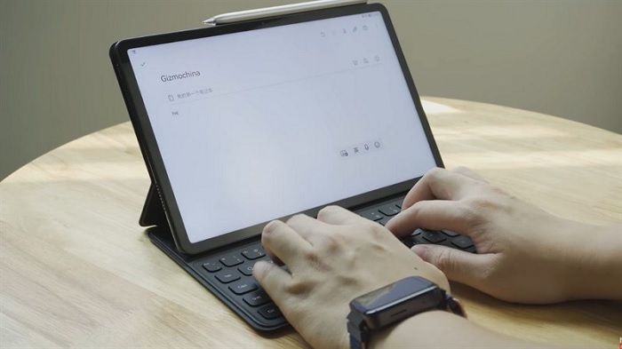 Bàn phím nhỏ gọn giúp máy hoạt động như một màn hình phụ của laptop