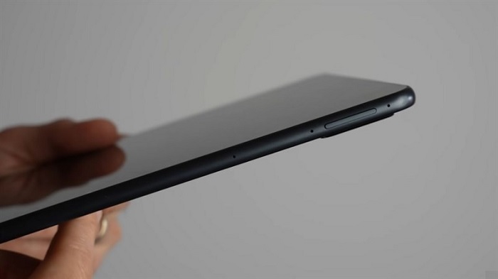 Cạnh phải là phím tăng giảm âm lượng và 2 mic thu âm