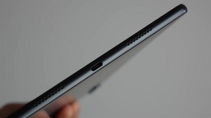 Cạnh dưới là cổng sạc, kết nối USB-C và 2 dải loa hai bên
