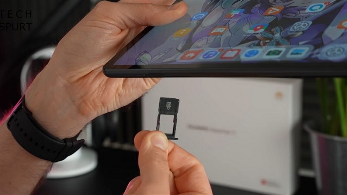 Cạnh trái là khe cắm SIM