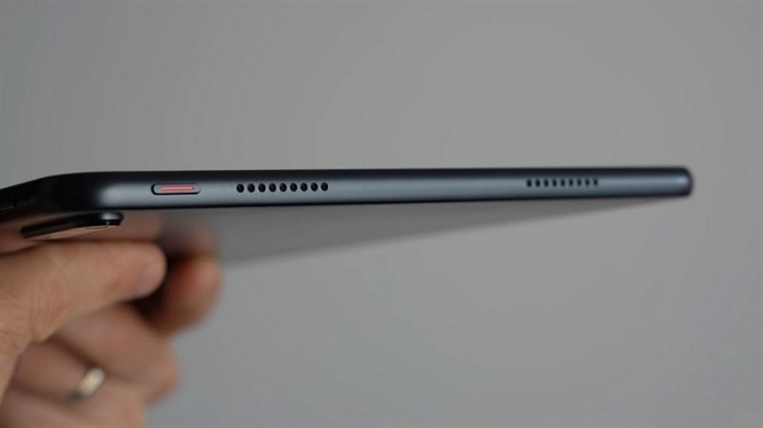 Cạnh trên là vị trí của nút nguồn cùng 2 dải loa để tăng trải nghiệm giải trí