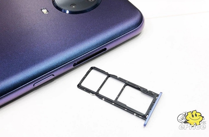 Cạnh trái của G20 khá gọn gàng với khe cắm thẻ nhớ micro SD và nút trợ lý ảo Google