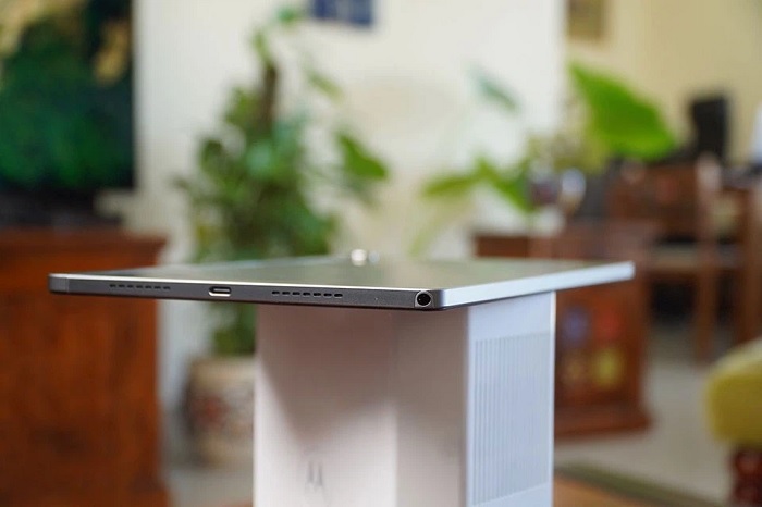 Cạnh đáy được bố trí 2 dải loa ngoài, cổng sạc USB-C, jack tai nghe 3.5mm