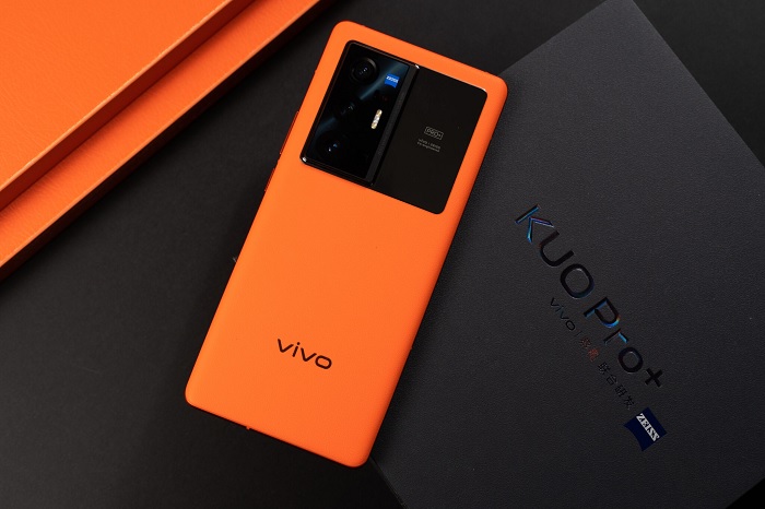 Cụm camera chính sử dụng ống kính của ZEIZZ có thiết kế khá hầm hố