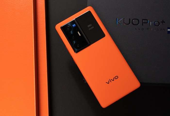 X70 Pro+ còn được trang bị một miếng gốm nhỏ ở bên cạnh cụm camera làm tăng thêm tính thẩm mỹ