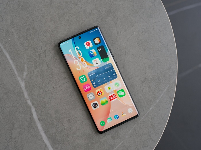 X70 Pro+ được trang bị màn hình lớn với tần số quét 120Hz