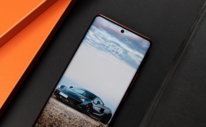 Màn hình đạt chứng nhận A+ từ DisplayMate, cho chất lượng hiển thị màn hình cực kì tốt