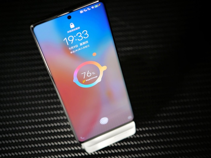 Hai cạnh bên được thiết kế cong sang hai bên, mang lại cảm giác sử dụng “3D” hơn