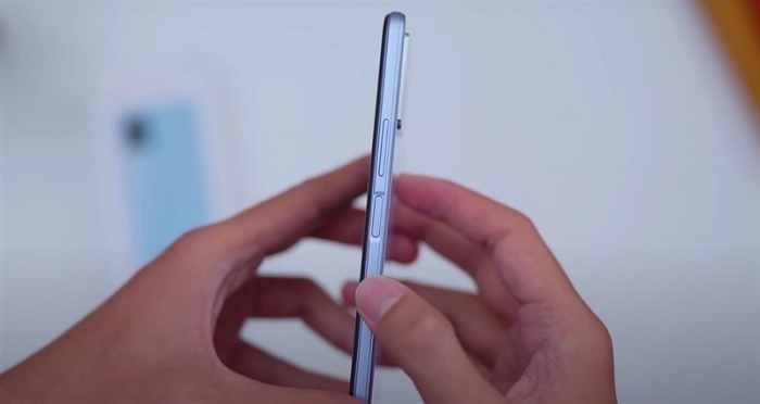 Cạnh phải của Vivo Y21s