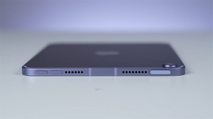 Cạnh trên là phím nguồn và âm lượng