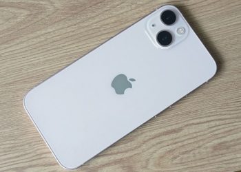 trên tay iPhone 13